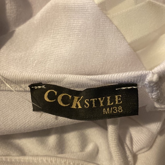 White top NWT sheer on sleeves size M 100% polyester - Picture 5 of 8